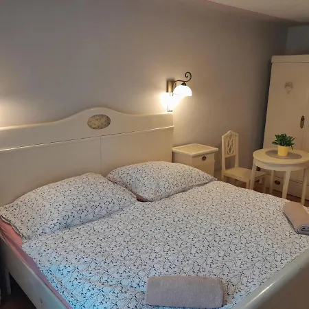 Apart Otel Kajovska 63 3*